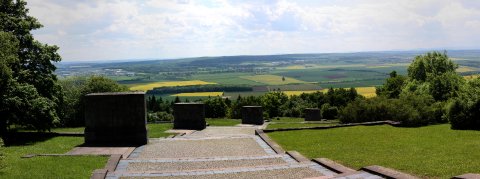 KZ Buchenwald, Panorama vom Glockenturm hinab zu den Ringgräbern